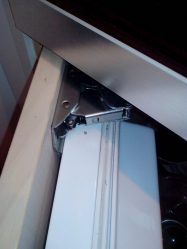 Замена или ремонт петель встроенного холодильника - вид 1 миниатюра